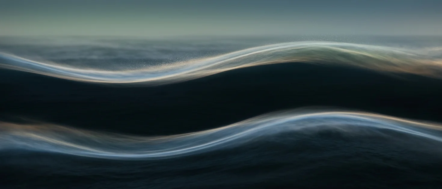 Two soft waves of light with a peaceful dark space between them, representing resting awareness in the gap between thoughts